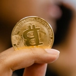 Концептуальное изображение виртуальной экономики будущего с цифровыми элементами